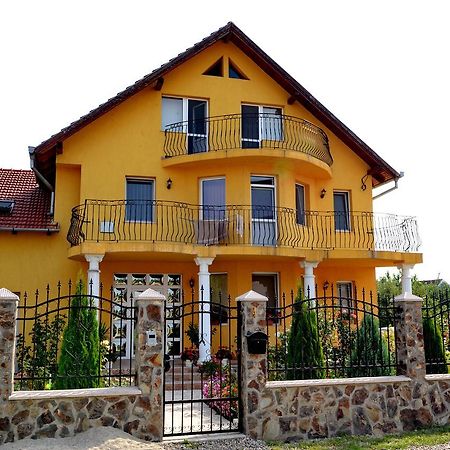 Casa Flora Hotell Sînmartin Exteriör bild