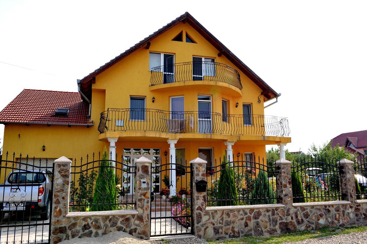 Casa Flora Hotell Sînmartin Exteriör bild